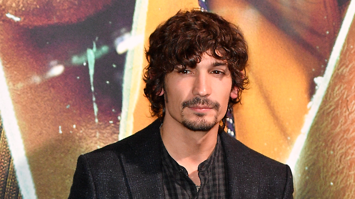 Pierdavide Carone vince l'ultima puntata di Ora o mai pi&ugrave;, che torna stasera sabato 22 febbraio. Sui social: "Pi&ugrave; fai pena pi&ugrave; giudicano in base a questo"