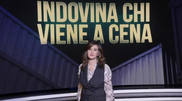 Indovina chi viene a cena torna stasera in tv sabato 22 febbraio: anticipazioni e inchieste dello show condotto da Sabrina Giannini