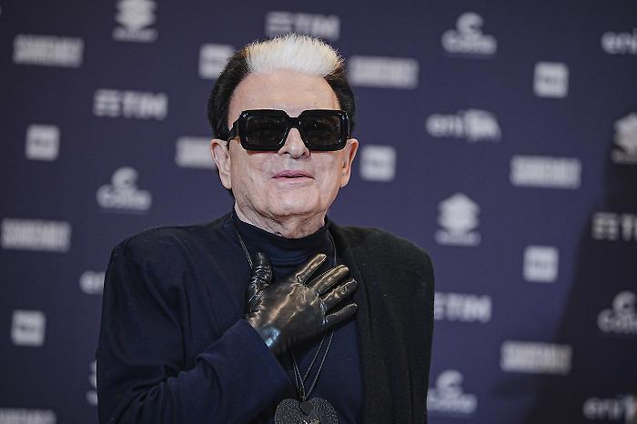 Cristiano Malgioglio e la storia dell'iconico ciuffo bianco: dall'errore della tinta al consiglio di Sophia Loren. Chi &egrave; il suo parrucchiere 