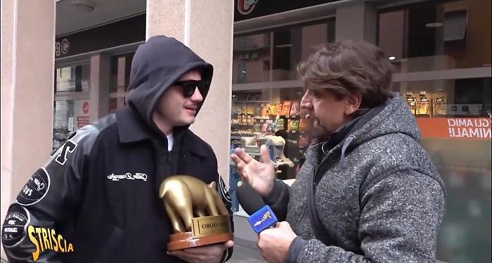 Olly riceve il tapiro d'oro a Striscia la notizia e risponde su Marta Don&agrave;, l'autotune e il forfait all'Eurovision: "Non vado solo per il tour"