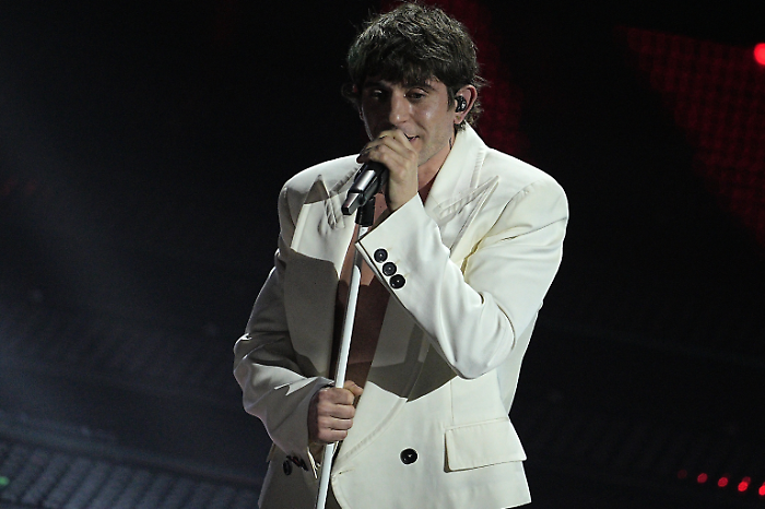 Rkomi ospite a Stasera c'&egrave; Cattelan...su Rai 2, marted&igrave; 25 febbraio: dalla volta buona con Calcutta alla presunta litigata con Irama