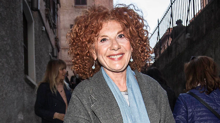 Cinzia Leone ospite di Francesca Fialdini a Le ragazze: dalla lunga carriera tra teatro e televisione, alla battaglia dopo l'aneurisma 