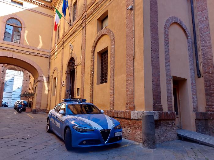 auto polizia questura siena