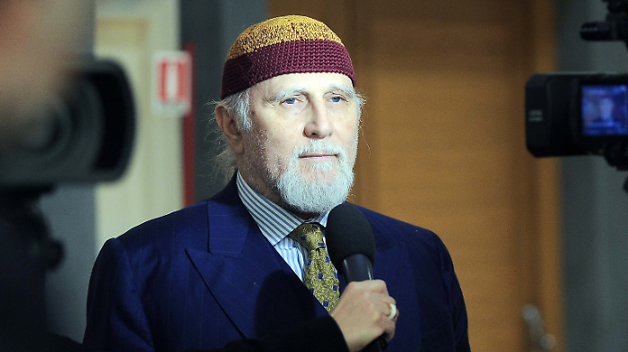 Moni Ovadia protagonista de La Confessione, chi &egrave;: la carriera tra musica teatro e l'attivismo politico 