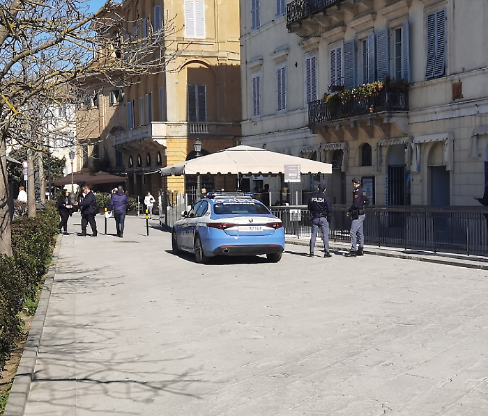 Polizia in piazza Gramsci, le istituzioni corrono ai ripari sull'ordine pubblico