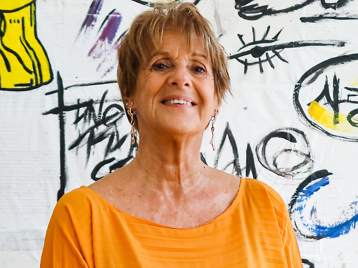 Lella Costa ospite di Luisella Costamagna a Tango, chi &egrave;: la lunga carriera, la conduzione di Amici, il rapporto con Maria de Filippi, il marito 