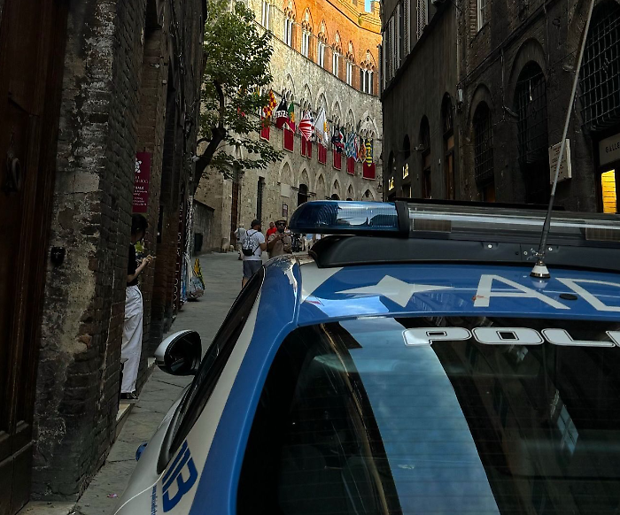 polizia in via di città siena