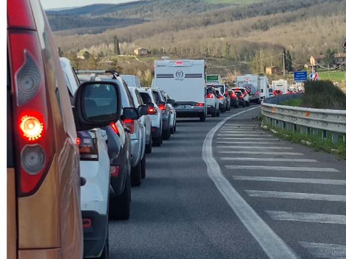 Frana sulla Siena-Grosseto, il semaforo manda in tilt il traffico