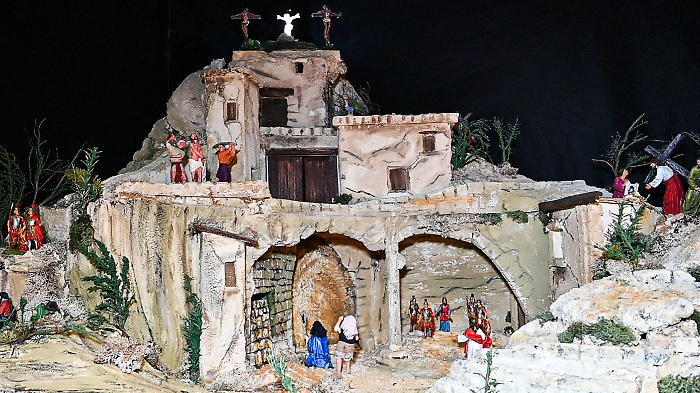 A Camucia in chiesa c'&egrave; il presepe di Pasqua realizzato anche con l'intelligenza artificiale