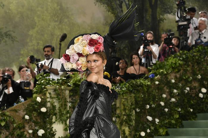Il Met Gala 2025 si avvicina. Ecco tutto quello che c'&egrave; da sapere: il tema,  gli invitati e cosa aspettarsi dai look del red carpet 
