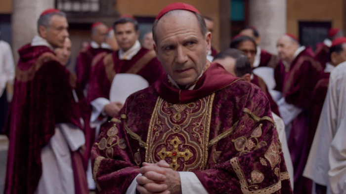 Conclave, il film premiato agli Oscar che porta lo spettatore dietro le porte del Vaticano: ecco dove vedere la pellicola