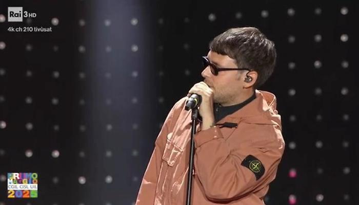 Gazzelle sfumato in diretta al concerto del Primo Maggio: problema tecnico o doveva togliere il logo dal giubbotto?