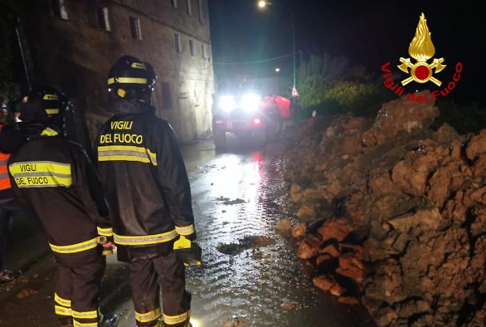 vigili del fuoco in strada di Montalbuccio