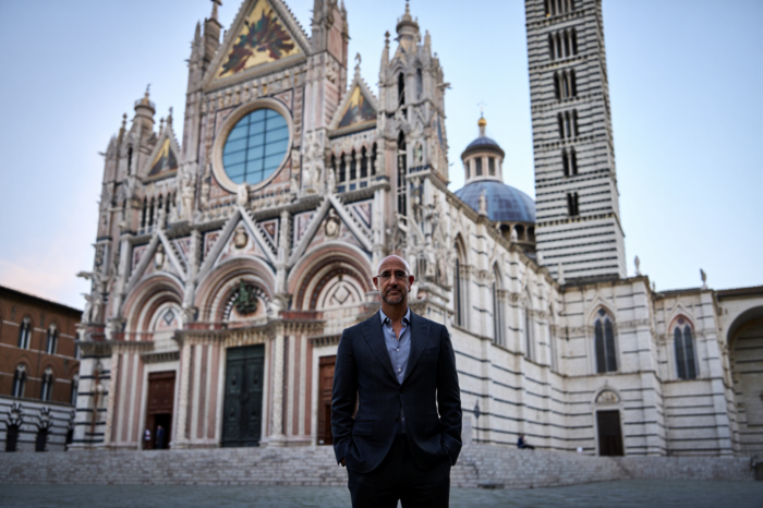 Stanley tucci duomo di siena AI