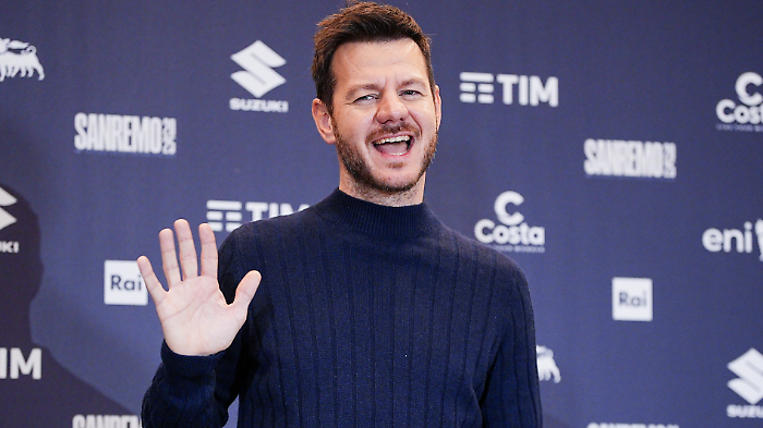 Ultima puntata di stagione per Stasera c&rsquo;&egrave; Cattelan su Rai 2: ospiti della serata Sangiovanni, Ambra e Agnelli