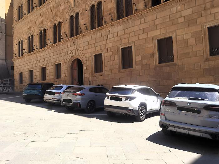 Piazza Salimbeni invasa dalle auto: un'immagine rivedibile