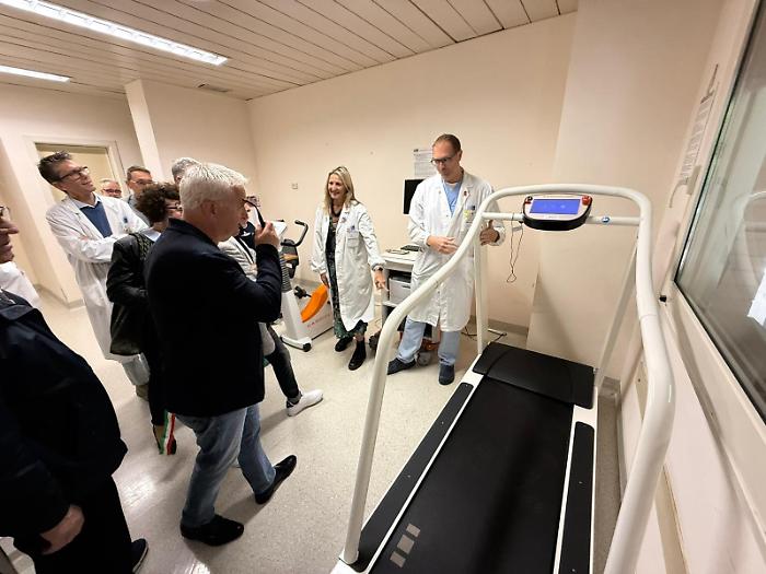 donazione del tapis roulant all'ospedale di Campostaggia