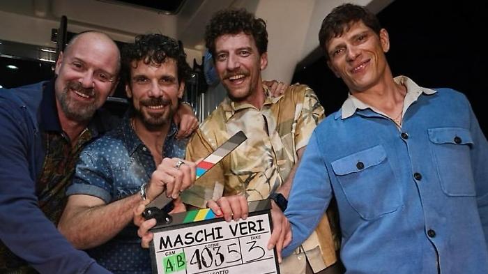 Scopri la serie tv Maschi Veri su Netflix:  quattro amici, una chat e la fine della mascolinit&agrave; tossica