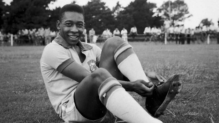 Arriva stasera in tv su Rete 4 il film Pel&egrave;: scopri la vera storia di Edson Arantes do Nascimento, dalle favelas alla gloria mondiale