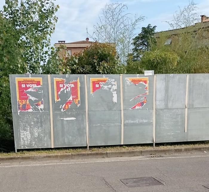 manifesti per il sì al referendum strappati a Monteroni d'Arbia