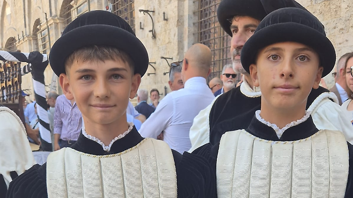 Palio di Siena, due giovanissimi monturati per l'assegnazione tra emozione e responsabilità