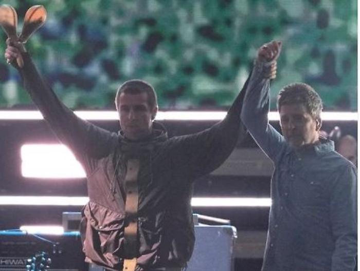 Oasis, Liam e Noel Gallagher sul palco mano nella mano: scaletta dei brani, foto e video