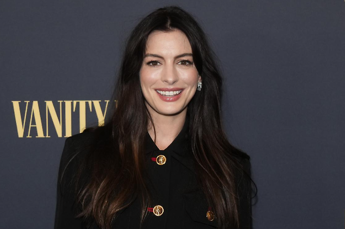 Anne Hathaway interpreter&agrave; una pop star ispirata a Lady Gaga e Taylor Swift