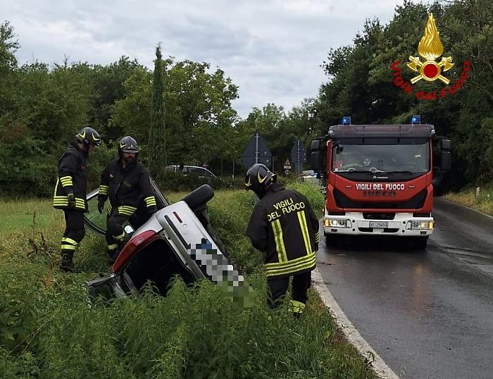 Auto esce di strada, una donna trasporta alle Scotte