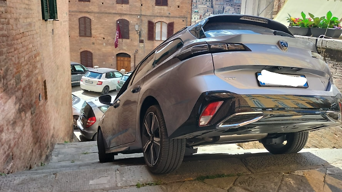 Auto bloccata via San Martino
