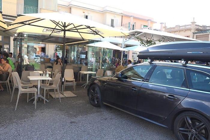macchina contro bar viareggio
