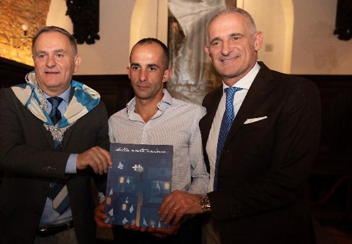 Alessandro Toscano insieme al priore dell'Onda, Massimo Spessot, e a Carlo Sanna