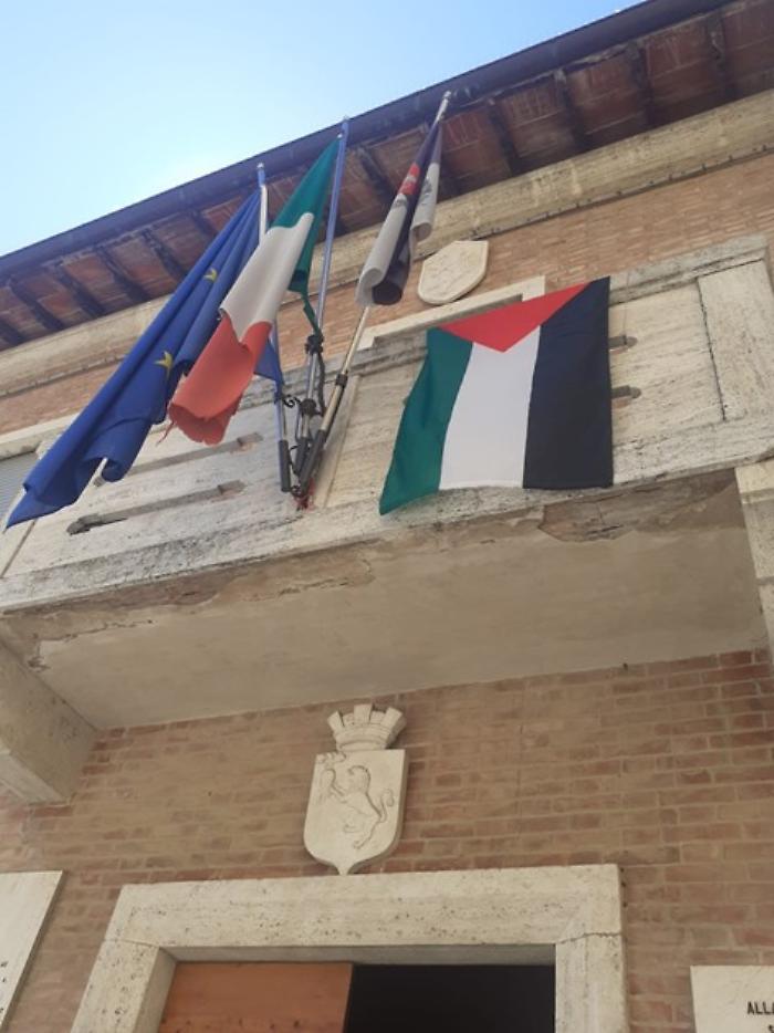 bandiera della Palestina esposta a palazzo comunale