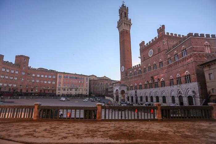 tufo in Piazza del Campo
