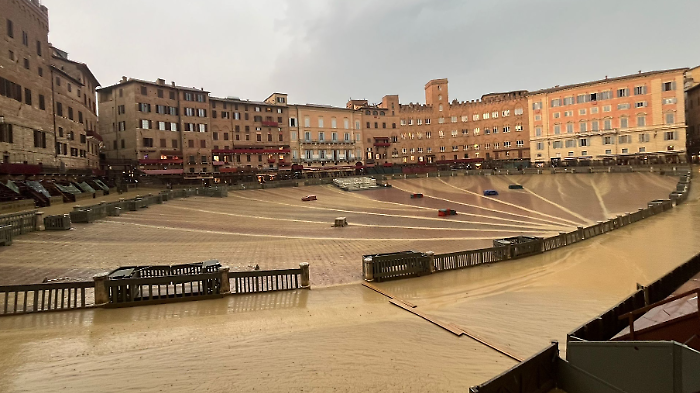pioggia in Piazza del Campo