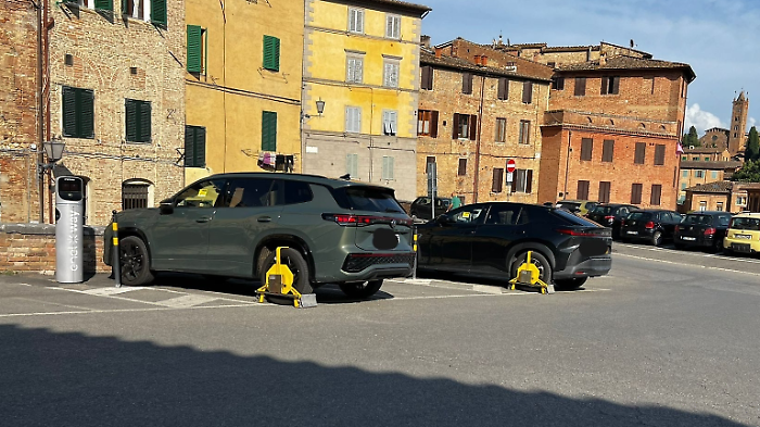 Siena, lotta aperta agli abusi nella Ztl: cinque ganasce in un giorno in Piazza del Mercato