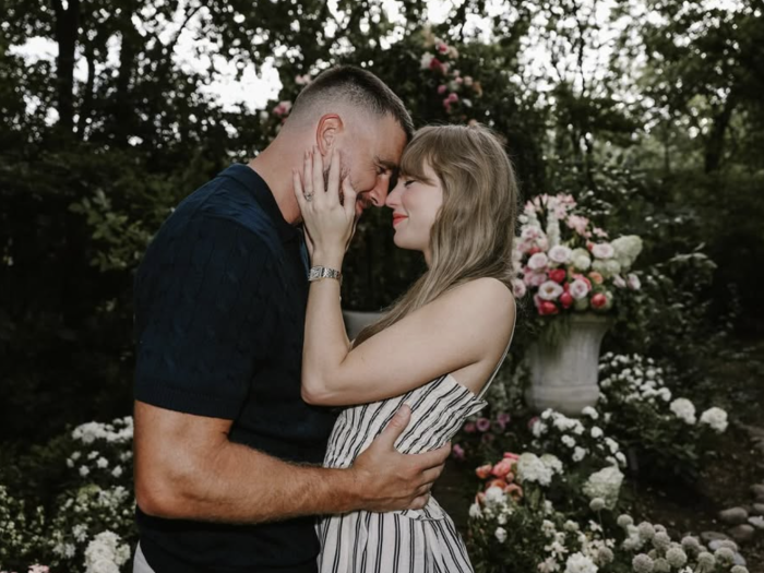 Taylor Swift annuncia il suo fidanzamento con Travis  Kelce. Ecco quanto vale l'anello