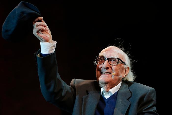 Camilleri 100 stasera in tv su Rai 1 arriva il documentario che celebra uno dei pi&ugrave; grandi narratori italiani