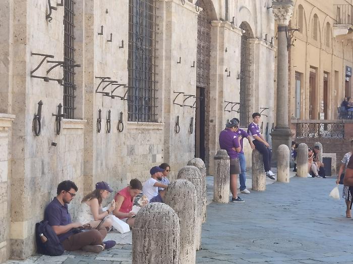 Turisti accampati sotto il Comune: Siena si merita di meglio