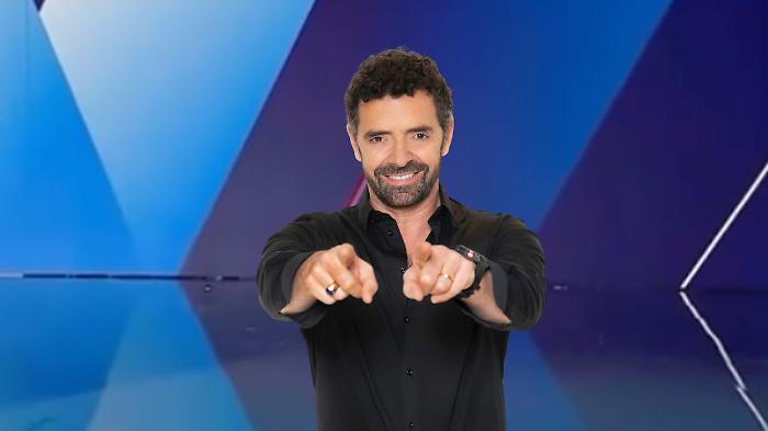 Alberto Matano torna oggi con Vita in Diretta: sui social polemica per il nuovo studio