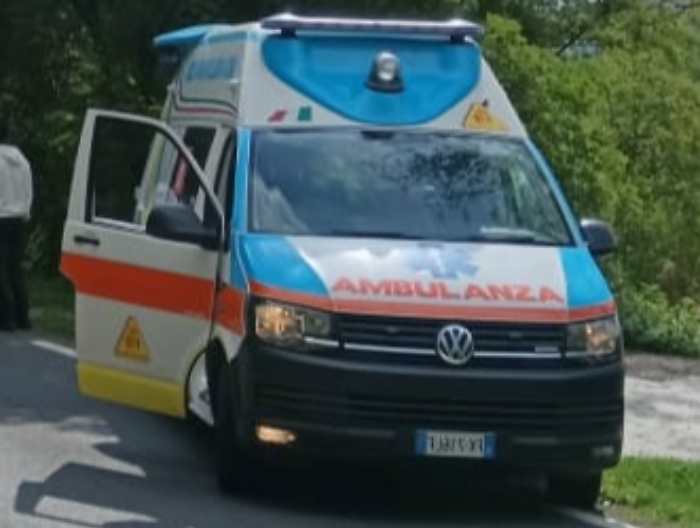 Schianto tra due auto alle porte del centro abitato, traffico in tilt sulla Provinciale