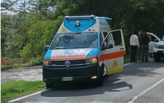 Schianto tra due auto alle porte del centro abitato, traffico in tilt sulla Provinciale