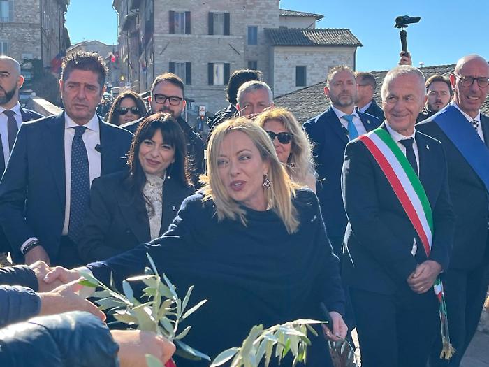 Assisi celebra San Francesco: l&rsquo;arrivo della premier Giorgia Meloni accolta dai bambini con ramoscelli d&rsquo;ulivo