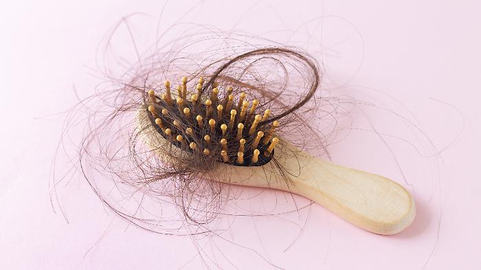 Caduta dei capelli in autunno: scopri l'importanza nascosta dello scrub per il cuoio capelluto