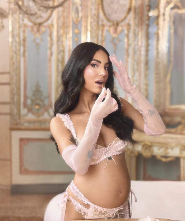 Giulia De Lellis lancia un rossetto in lingerie in onore della figlia Priscilla