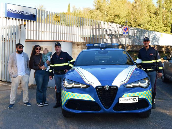 polizia stradale e bimbo salvato