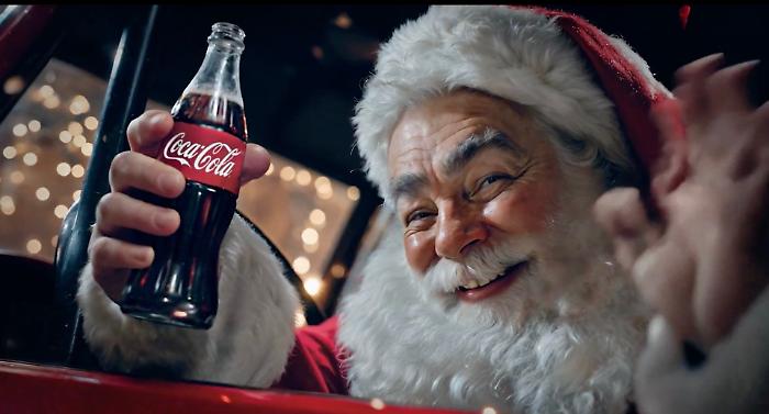 Coca-Cola e la nuova pubblicit&agrave; di Natale realizzata con l'AI: esplode la polemica