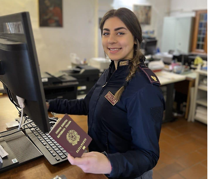 poliziotta ufficio passaporti siena