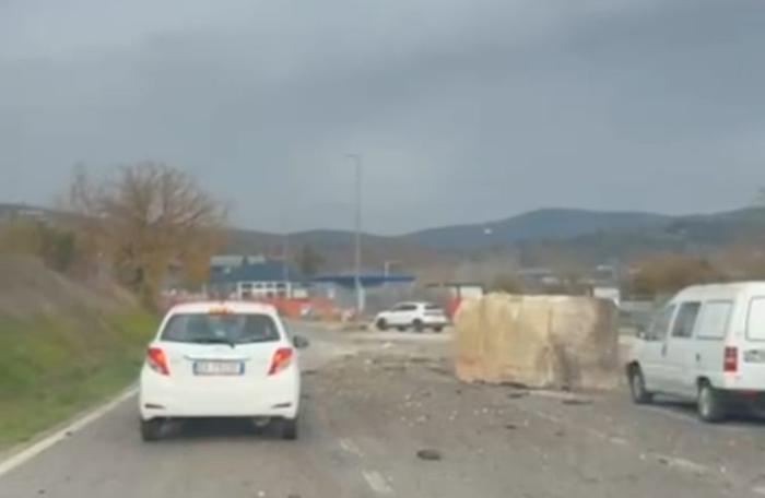 masso di travertino in strada