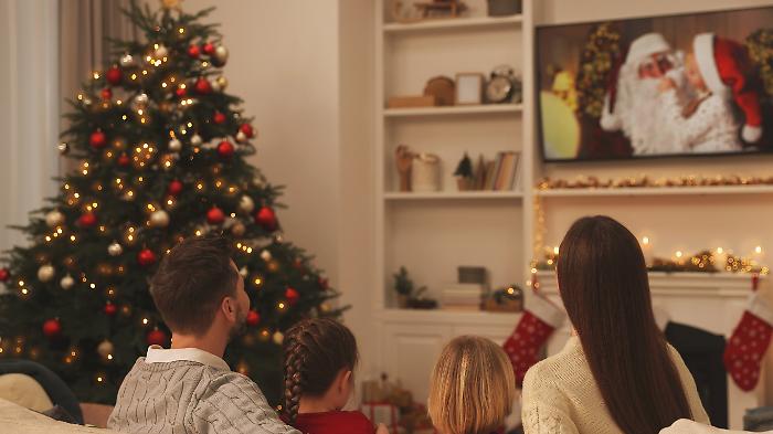 Natale 2025: tutti i film da non perdere per la tua maratona sul divano con biscotti e cioccolata calda 