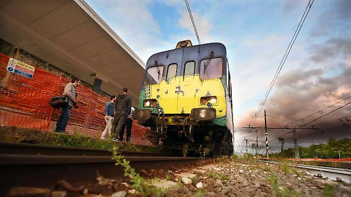 Il treno vecchio sul binario stanco